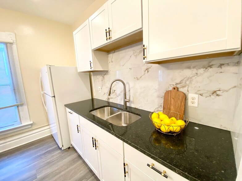 Building Photo - 1372 Neil Ave