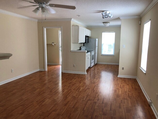 Building Photo - 638 N Fairfield Dr