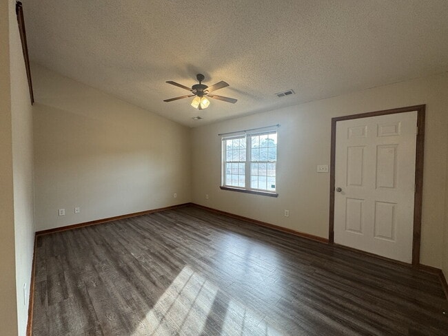 Building Photo - 101 May Ct