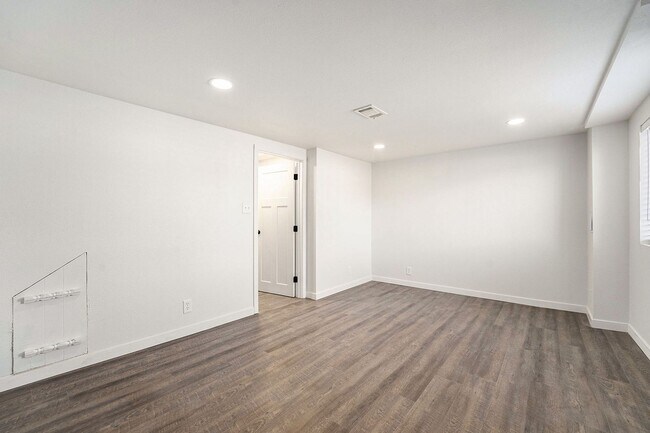 Building Photo - 2 Bedroom 2 Bathroom Lower Unit in Wheat Ridge