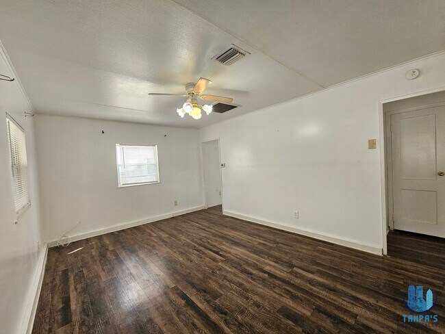 Building Photo - Spacious 3 Bedroom, 2 Bath home with a 2 CAR Carport near down St. Petersburg *Available Now*