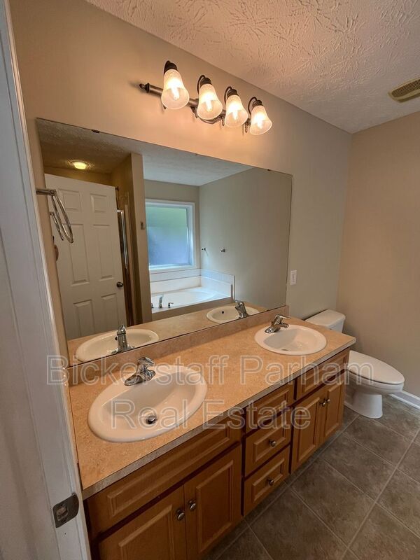 Building Photo - 14 Brentwood Dr