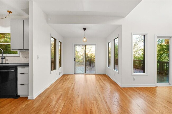 Building Photo - 1086 Pine Grove Ave NE