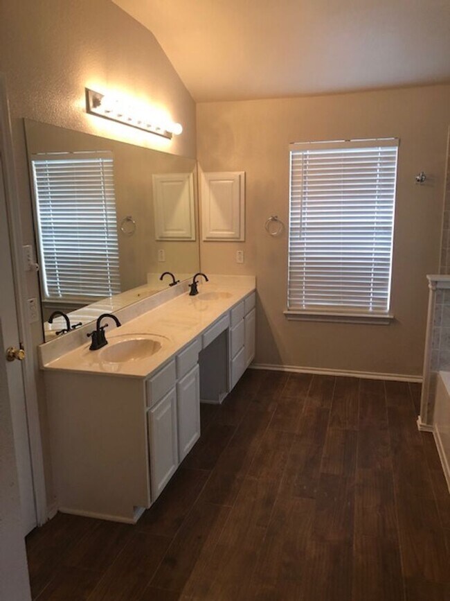 Building Photo - Beautiful home in gated community