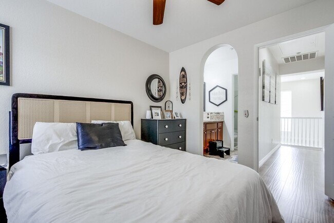 Building Photo - Spacious 3 Bed / 3 Bath Townhome with 2-Car Garage in Gated San Marcos Community