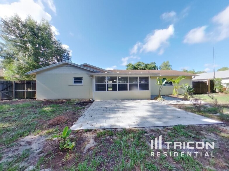 Building Photo - 227 Lochmond Dr