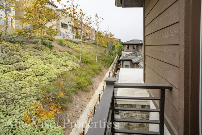 Building Photo - Beautiful Townhome centrally located in Mi...