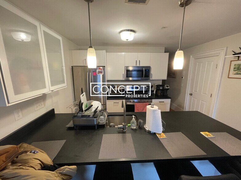 Building Photo - 658 Massachusetts Ave