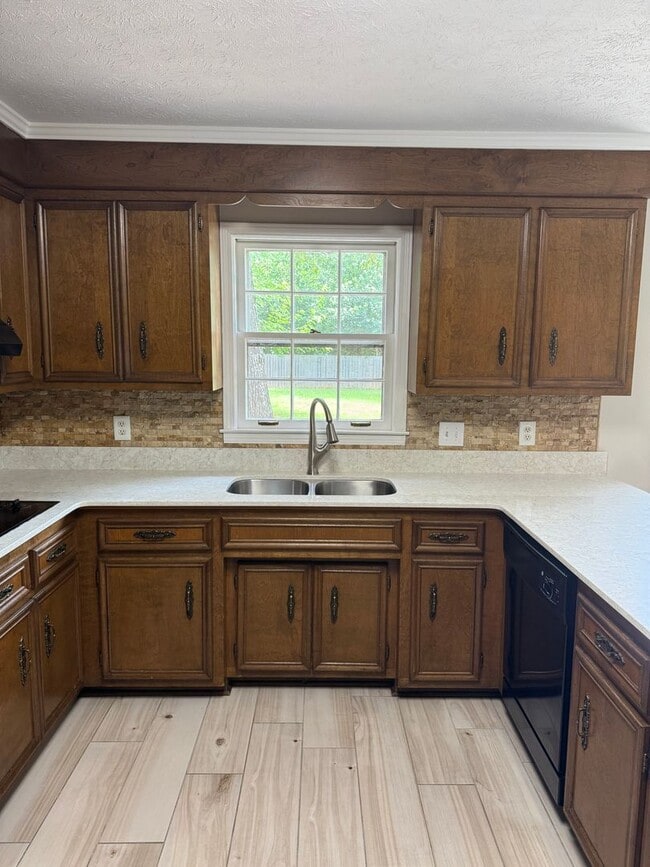 Building Photo - 4 Bedroom with fenced in yard!