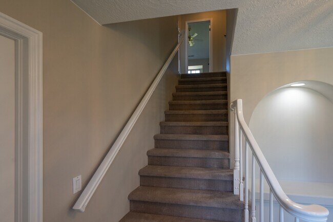 Building Photo - Spacious 6 Bedroom Home with a Balcony!