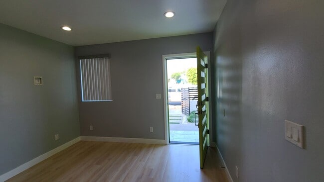 Building Photo - 84(142-144 1/2)