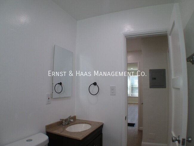 Building Photo - Lovely 1 Bedroom Apartment in Prime Bixby ...