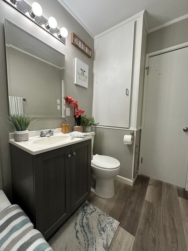 Building Photo - Spacious 2 bed, 1 bath home for rent in NE Waterloo available IMMEDIATELY .