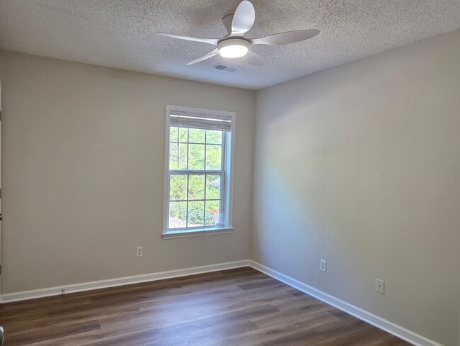 Building Photo - Updated 3 bed 2.5 bath Townhome located in...