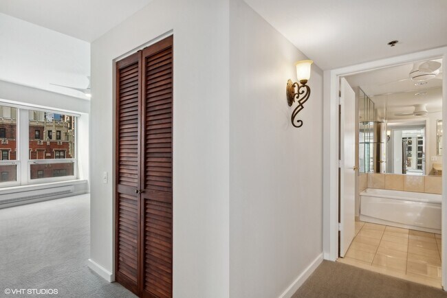 Building Photo - 57 E Delaware Pl