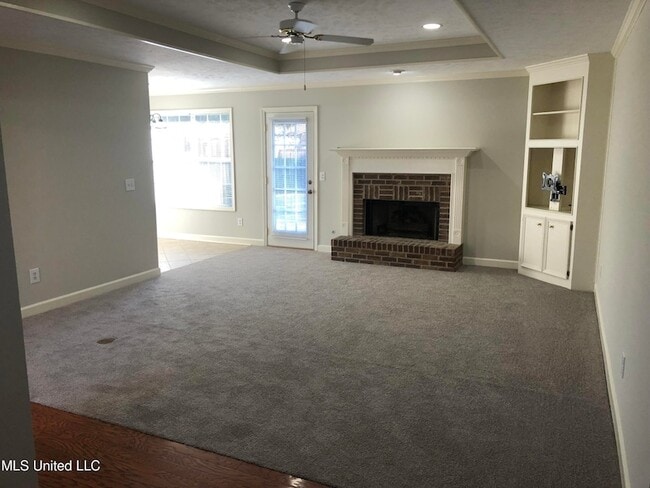 Building Photo - 313 S Place Dr