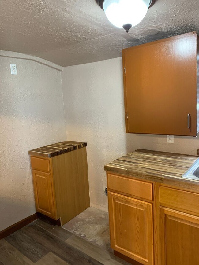 Building Photo - Two Bedroom Home Close to Medical Center