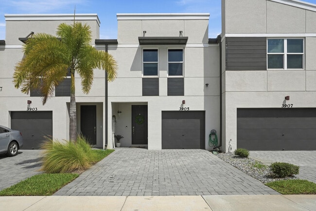 Building Photo - 3905 SE Mentmore Ln