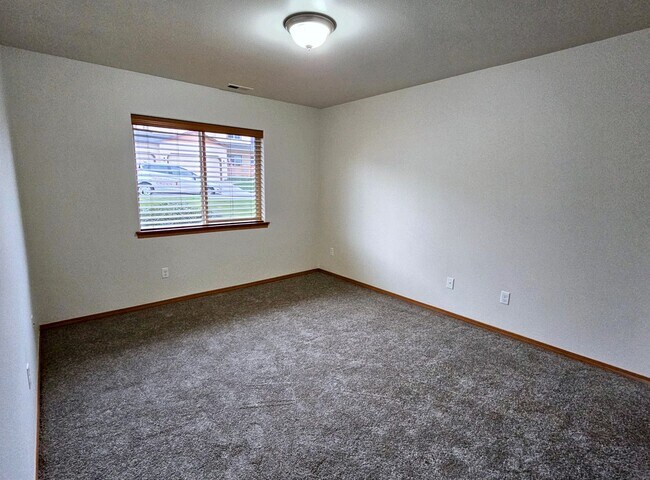 Building Photo - *360 TOUR AVAILABLE* Spacious Ranch-Style ...