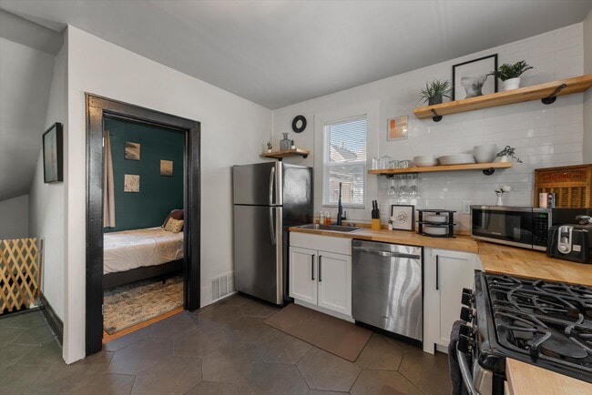 Building Photo - 340 E Clarence St