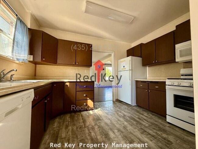Building Photo - 100 W Single Family Home