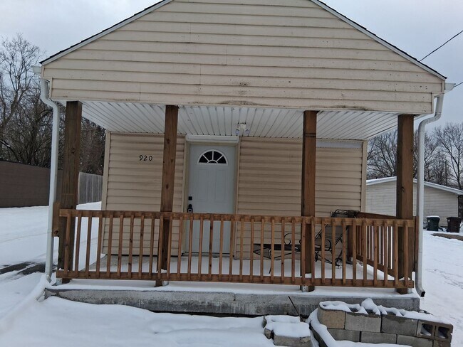 Building Photo - Quaint Newly-renovated Bungalow