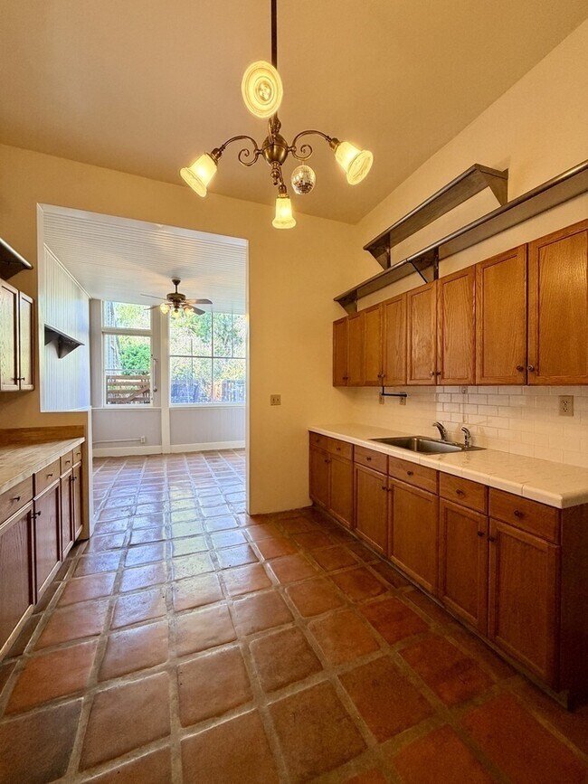 Building Photo - 2536 Sutter St