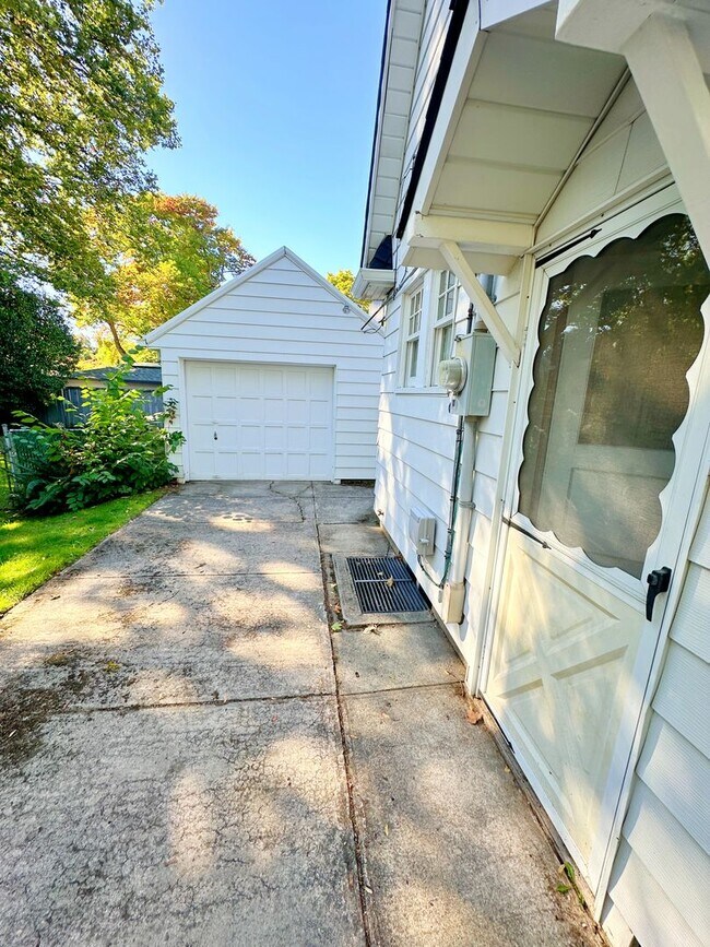 Building Photo - Stunning 3 Bedroom with Fully Fenced Yard ...