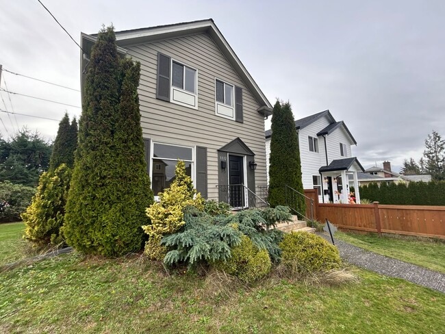 Primary Photo - Great 3 bedroom 1.75 bath House in Tacoma with large backyard!