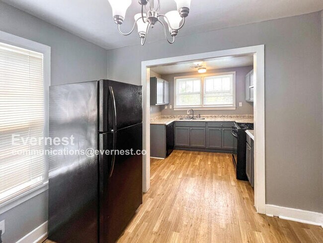 Building Photo - 3 Bed, 1 Bath Home with Great Comforts / C...