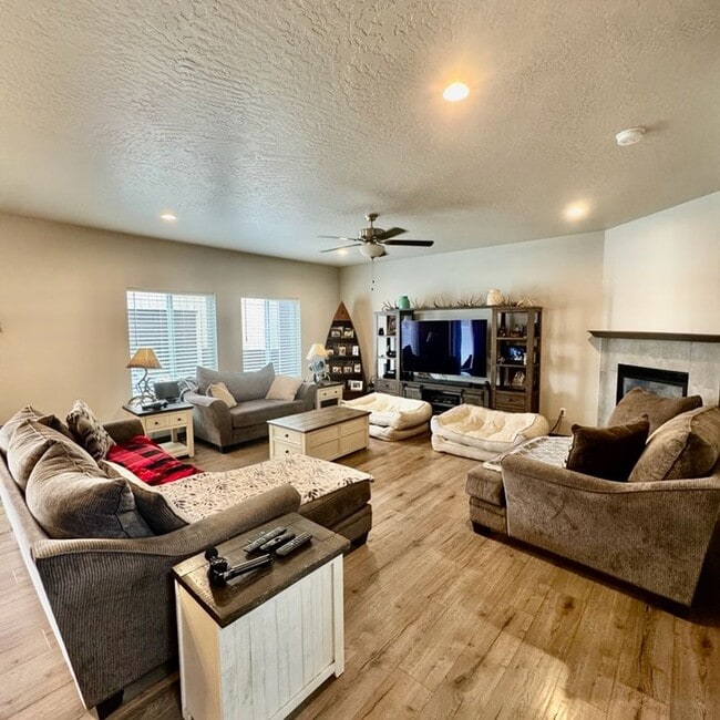 Building Photo - Beautiful 4 bedroom home