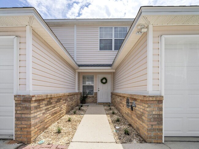 Building Photo - Charming 2-Bedroom Townhouse Retreat on Sc...