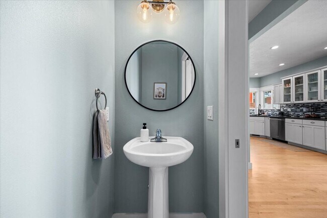 Building Photo - Beautiful 3 bed 2.5 bath home