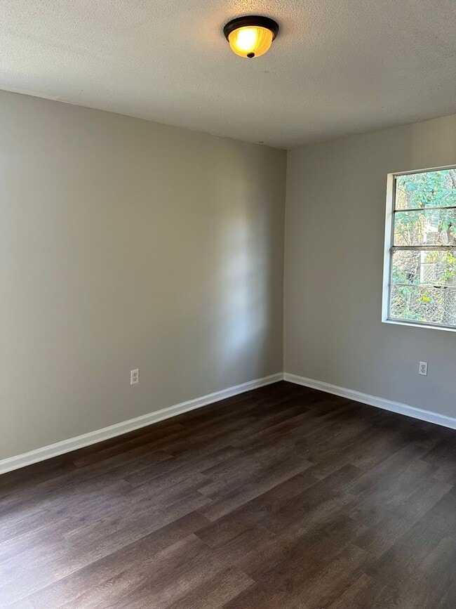 Building Photo - Newly updated pet friendly 3 bedroom duplex.