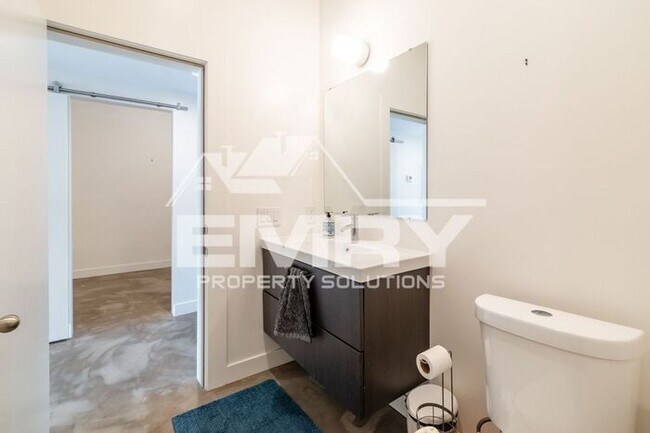 Building Photo - Prime Commercial Office Space Available Beverly Blvd Los Angeles