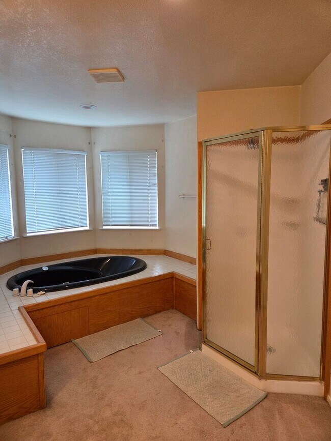 Building Photo - Discover Your Dream Home