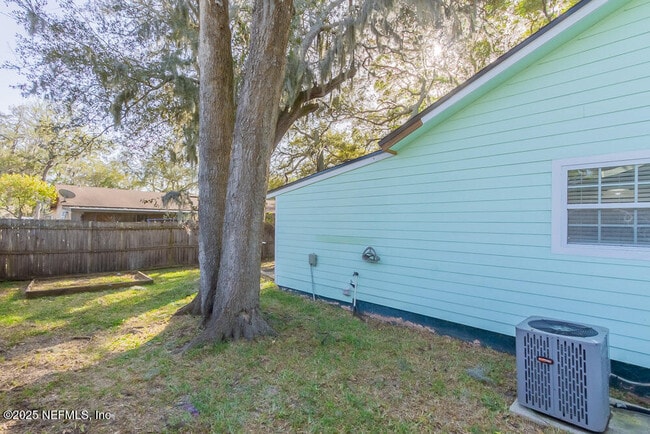 Building Photo - 1050 Assisi Ln