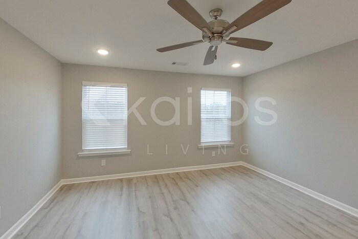 Building Photo - 394 Angela St