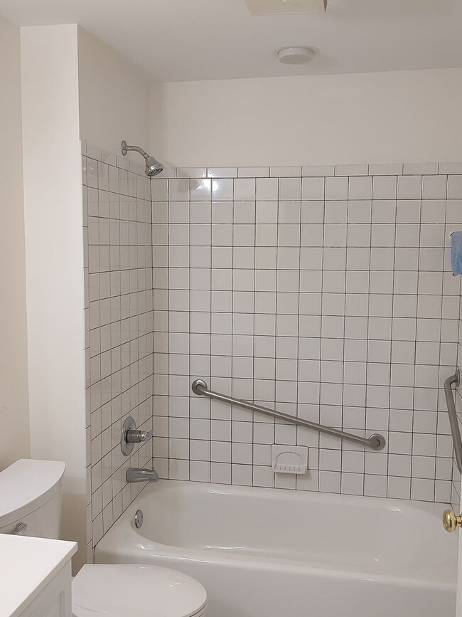 Building Photo - Full, Walk-out, Basement Apartment for Rent