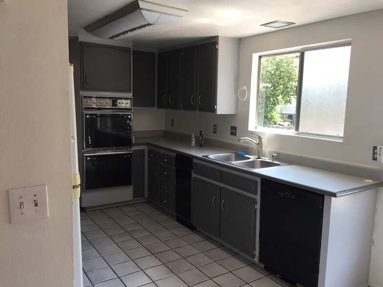 Building Photo - 5060 Leo St