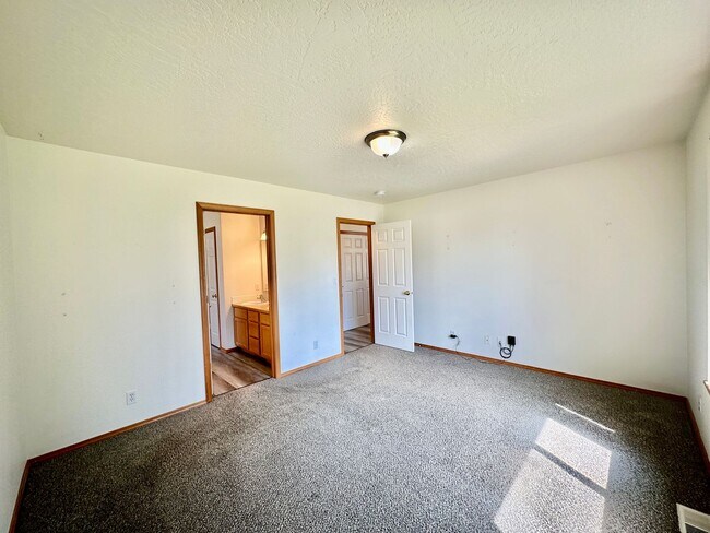 Building Photo - 3 bedroom home with expansive fenced backy...
