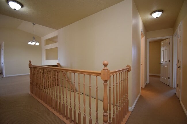 Building Photo - Charming Lakeview 3 Bed Home Near Schools & Churches!!