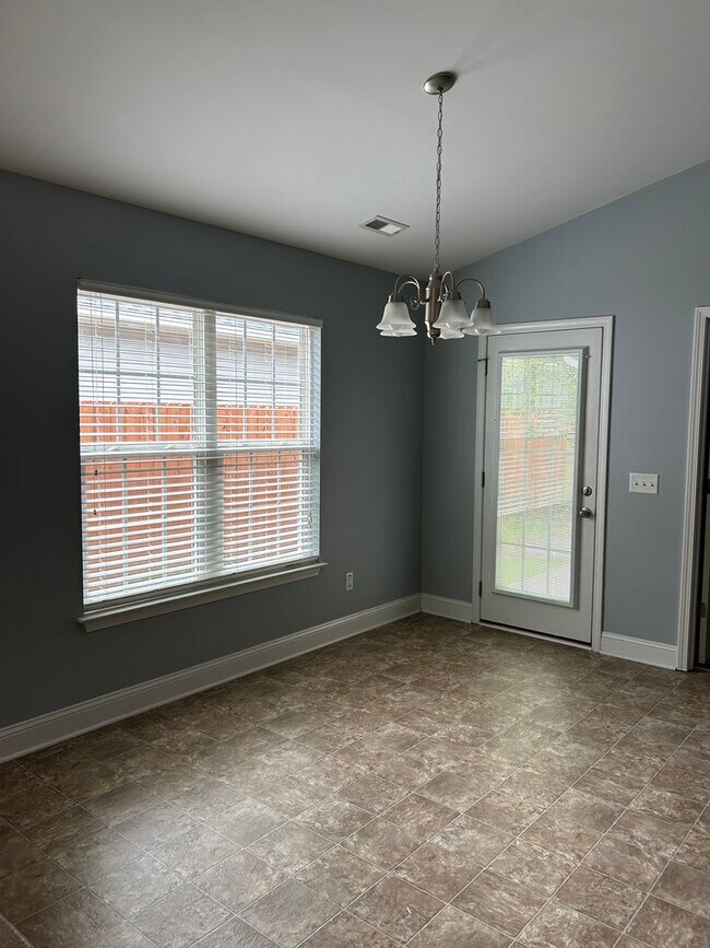 Building Photo - 3 Bedroom 2 Bath