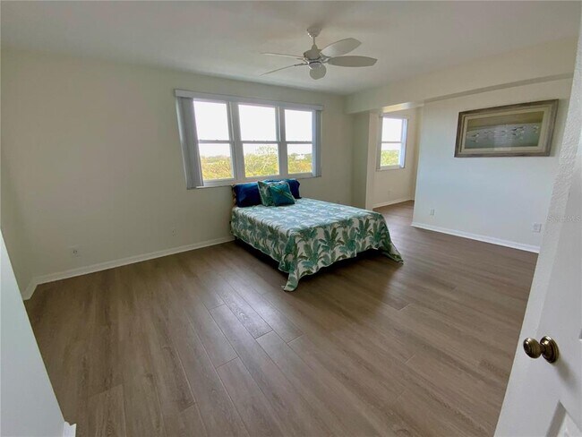 Building Photo - 6315 Shoreline Dr