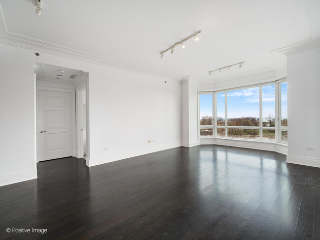Building Photo - 2550 N Lakeview Ave