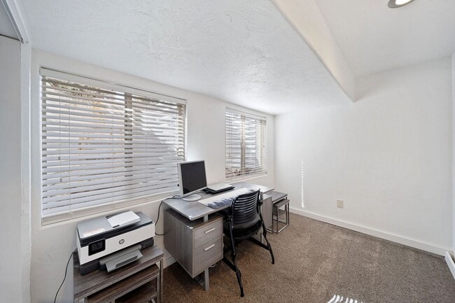 Building Photo - $2,000 Rent Credit! 6-Bedroom Home in West...