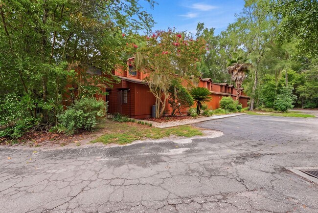 Building Photo - Rockwood Villa 2 bedroom 2 1/2 bath condo