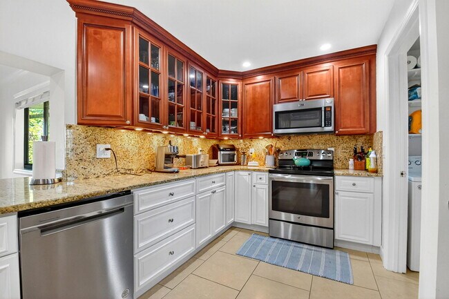 Building Photo - 435 Pine Villa Dr