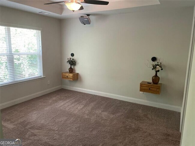 Building Photo - 560 Vandenburg Dr