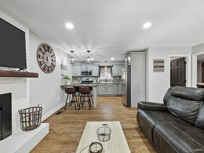 Building Photo - 2-Bedroom Furnished Home with Large Lot in...